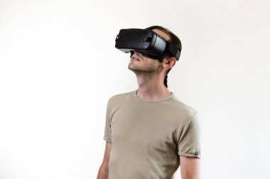 Beyaz arka plan üzerinde kafamonte ekran ile modern teknoloji sanal gerçeklik keşfetmek Adam