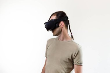 Beyaz arka plan üzerinde kafamonte ekran ile modern teknoloji sanal gerçeklik keşfetmek Adam
