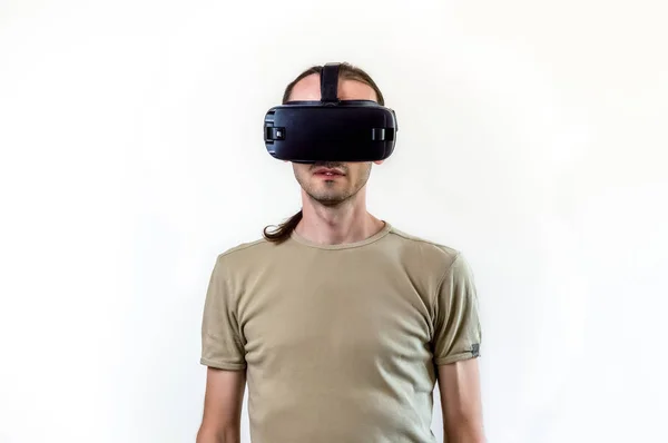 Homem explorando a realidade virtual de tecnologia moderna com exibição montada na cabeça no fundo branco — Fotografia de Stock