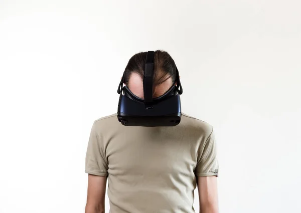 Homem explorando a realidade virtual de tecnologia moderna com exibição montada na cabeça no fundo branco — Fotografia de Stock