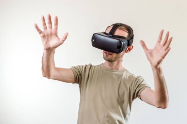 Beyaz arka plan üzerinde kafamonte ekran ile modern teknoloji sanal gerçeklik keşfetmek Adam