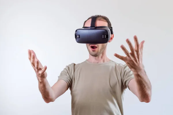 Człowiek odkrywania nowoczesnej technologii wirtualnej rzeczywistości z głową zamontowany wyświetlacz na białym tle — Zdjęcie stockowe