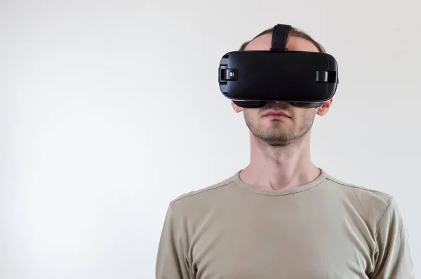 Hombre explorando la tecnología moderna realidad virtual con pantalla montada en la cabeza sobre fondo blanco —  Fotos de Stock