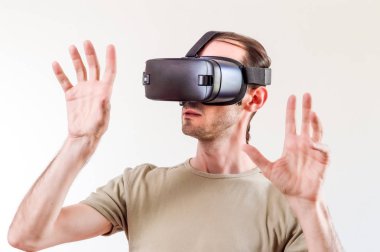 Beyaz arka plan üzerinde kafamonte ekran ile modern teknoloji sanal gerçeklik keşfetmek Adam