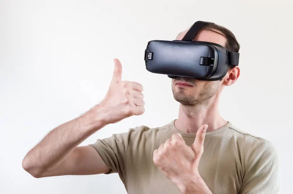 Hombre explorando la tecnología moderna realidad virtual con pantalla montada en la cabeza sobre fondo blanco —  Fotos de Stock