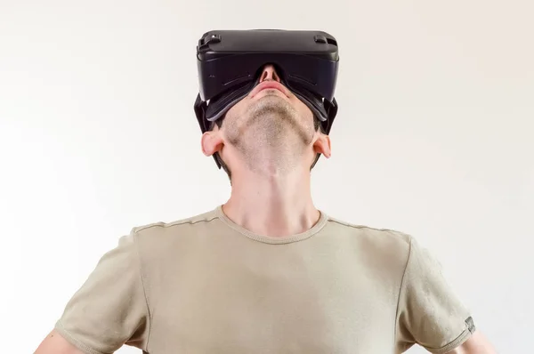 Homem explorando a realidade virtual de tecnologia moderna com exibição montada na cabeça no fundo branco — Fotografia de Stock