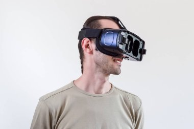 Beyaz arka plan üzerinde kafamonte ekran ile modern teknoloji sanal gerçeklik keşfetmek Adam