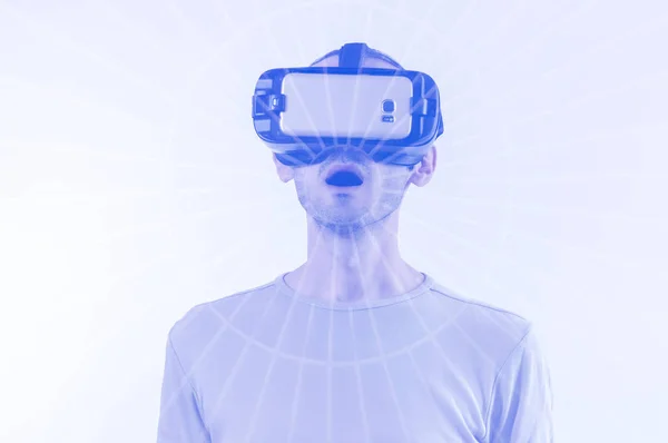 Homem explorando a realidade virtual de tecnologia moderna com exibição montada na cabeça em fundo digital — Fotografia de Stock