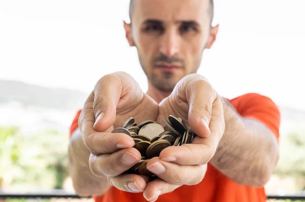 Close up de mãos masculinas segurando pilha de várias moedas em suas mãos — Fotografia de Stock