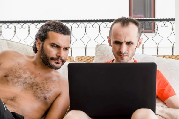 Dois amigos trabalhando no laptop ao ar livre — Fotografia de Stock