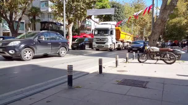 Traffico intenso nel fine settimana in Bagdat Street a Istanbul — Video Stock