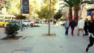 Boş zamanlarında sokakta yürüyen tanınmayan insanlar.