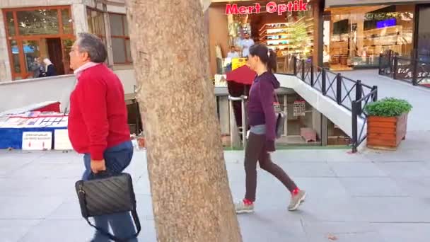 Kaukasierin läuft am Wochenende allein in der Nähe von Geschäften in der Bagdat Street — Stockvideo