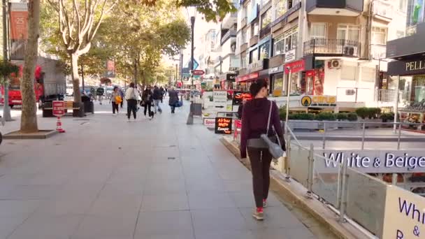 Mulher caucasiana andando sozinha perto de lojas em Bagdat Street no fim de semana — Vídeo de Stock