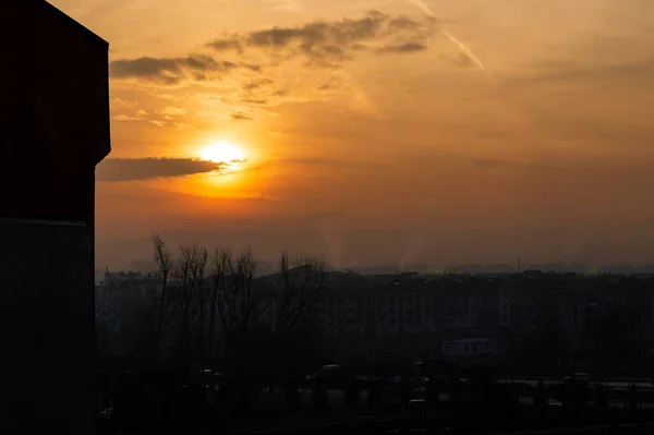 Prachtige Zonsondergang Landschap Stad Oranje Hemel Stad Silhouet Achtergrond — Stockfoto