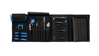 Beyaz arka planda izole edilmiş akıllı telefon, bilgisayar ve diğer ofis ekipmanlarını tamir etmek için kullanılan profesyonel araçlar.