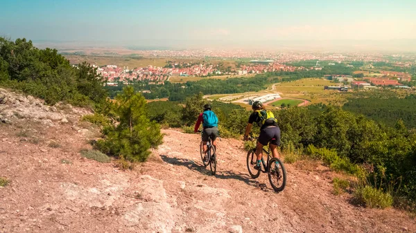 Dos Amigos Ciclistas Con Cascos Mochilas Montando Bicicletas Montaña Montaña Fotos De Stock Sin Royalties Gratis