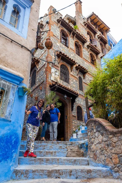 Chefchaouen Maroko Października 2018 Szczęśliwi Turyści Zwiedzający Malownicze Uliczki Blue — Zdjęcie stockowe