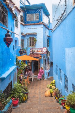 Chefchaouen, Fas - 26 Ekim 2018: Chefchaouen Medina, Fas, Kuzey Afrika 'daki Blue City' nin pitoresk caddesinde yerel halkın olduğu bir restoran manzarası.
