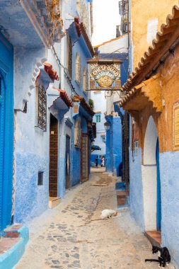 Chefchaouen, Fas - 26 Ekim 2018: Chefchaouen Medina, Kuzey Afrika 'da Blue City' nin pitoresk bir caddesinin görüntüsü.