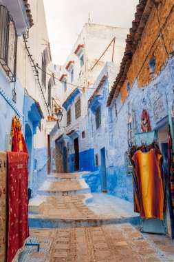 Chefchaouen, Fas - 26 Ekim 2018: Mavi Şehir 'in Chefchaouen Medina, Fas, Kuzey Afrika' da dokuma dükkanı olan pitoresk bir caddesinin görüntüsü.