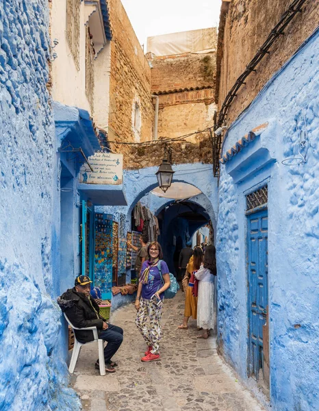 Chefchaouen Maroko Października 2018 Widok Malowniczą Ulicę Blue City Turystami — Zdjęcie stockowe