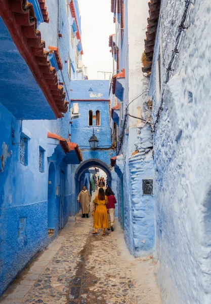 Chefchaouen Maroko Października 2018 Widok Malowniczą Ulicę Blue City Turystami — Zdjęcie stockowe