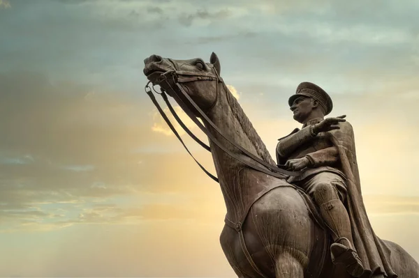 Türkiye Cumhuriyeti 'nin kurucusu Mustafa Kemal Atatürk' ün güneş batarken atının üzerindeki bronz anıt heykeli..