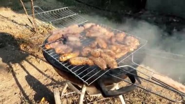 Izgarada ızgara tavuk eti ile ızgara.