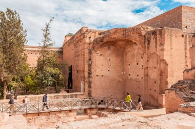 Marakeş, Fas - 30 Ekim 2018: El Badi Sarayı 'nı ziyaret eden turistler. Badi Sarayı Marakeş, Fas 'taki harabe bir saray..