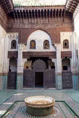 Bou Inania Madrasa, İslami öğrenim merkezi, 1350 yılında Fas 'ın Meknes şehrinde kurulan eski bir üniversite. Medresenin merkez avlusu..