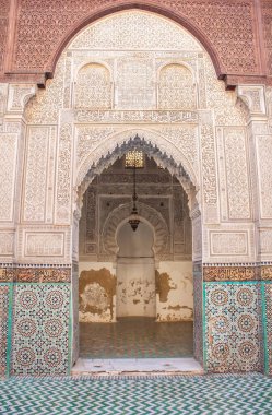 Bou Inania Madrasa, İslami öğrenim merkezi, 1350 yılında Fas 'ın Meknes şehrinde kurulan eski bir üniversite. Dua salonundaki mihrab..