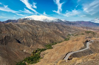 Yüksek Atlas Dağları manzarası ve virajlı yol, Fas, Kuzey Afrika.