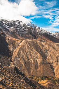 Bulutlu gökyüzü, Fas, Kuzey Afrika 'nın yüksek Atlas Dağları manzarası.