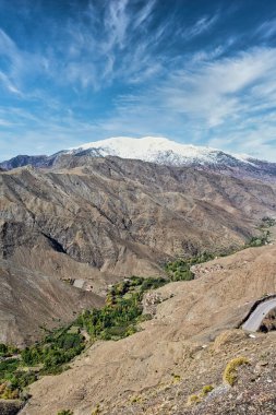 Yüksek Atlas Dağları manzarası ve virajlı yol, Fas, Kuzey Afrika.