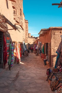 Marakeş, Fas - 31 Ekim 2018: Fas 'ta Sahra ve Marakeş arasındaki eski kervan rotası boyunca tarihi bir gece veya çar köyü olan Ait Benhaddou' daki insanlar.