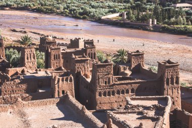 Ait Benhaddou, Fas 'ta Sahra ve Marakeş arasındaki eski kervan rotası boyunca tarihi bir gece veya çar (güçlendirilmiş köy)..