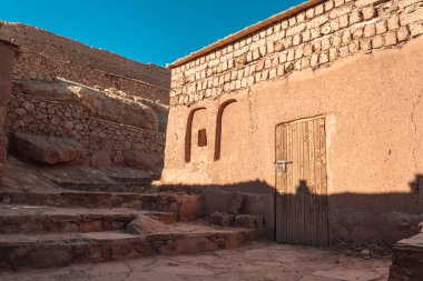 Fas 'ta Sahra ve Marakeş arasındaki eski kervan rotası boyunca tarihi bir gece veya çar olan Ait Benhaddou' daki ev kapısı..
