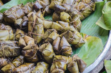 Muz yapışkan pirinç (Khao Tom Mat veya Khao Tom Pad), Tay tatlı ile 