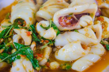 Stir kalamar baharatlı sarı ve kırmızı biber Tay tarzında