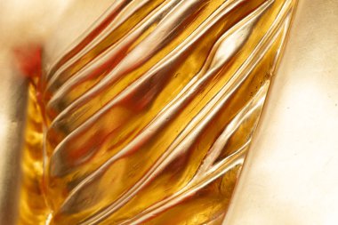 Desen kırpma yolu ile siyah arka plan üzerine izole Tayland altın rengi tapınakta Buda heykelinin kapatın