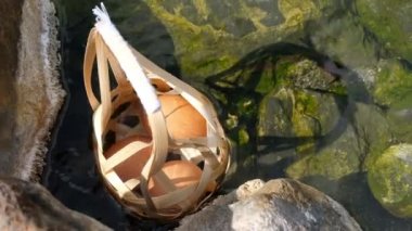 Yuvarlak bambu sepet kaplıca ve duman, Chaeson Milli Parkı, Mueang Pan, Lampang, Thailand hedef 4k görüntüleri video ile haşlanmış yumurta