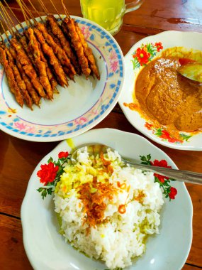 Blora, Central Java Endonezya 'dan tavuk satay. Fıstık sosu ve soya sosuyla çeşnili ve kendine özgü Blora aromalı. Geleneksel atmosferi olan ahşap bir masada, beyaz bir tabakta servis edildi..