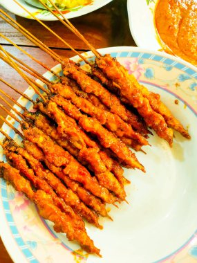 Blora, Central Java Endonezya 'dan tavuk satay. Fıstık sosu ve soya sosuyla çeşnili ve kendine özgü Blora aromalı. Geleneksel atmosferi olan ahşap bir masada, beyaz bir tabakta servis edildi..