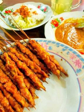 Blora, Central Java Endonezya 'dan tavuk satay. Fıstık sosu ve soya sosuyla çeşnili ve kendine özgü Blora aromalı. Geleneksel atmosferi olan ahşap bir masada, beyaz bir tabakta servis edildi..