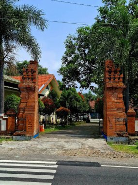 Giriş kapısı olarak Bentar Tapınağı, Hindulardan esinlenilmiş sanat. Gün boyunca göz düzeyi görünümü.