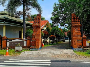 Mojokerto - Endonezya, 15 Temmuz, 25. Bentar Tapınağı giriş kapısı, Hindudan esinlenilmiş sanat. Gün boyunca göz düzeyi görünümü.