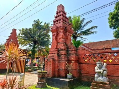 Giriş kapısı olarak Bentar Tapınağı, Hindulardan esinlenilmiş sanat. Gün boyunca göz düzeyi görünümü.