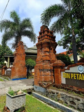 Mojokerto - Endonezya, 15 Temmuz, 25. Bentar Tapınağı giriş kapısı, Hindudan esinlenilmiş sanat. Gün boyunca göz düzeyi görünümü.