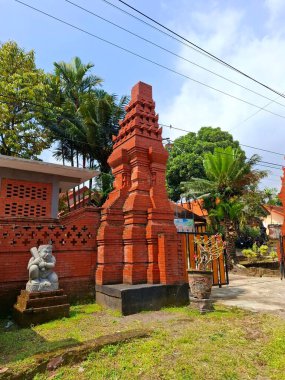 Mojokerto - Endonezya, 15 Temmuz, 25. Bentar Tapınağı giriş kapısı, Hindudan esinlenilmiş sanat. Gün boyunca göz düzeyi görünümü.